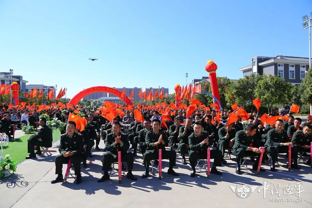 军旗为证，战友为媒：你嫁给爱情的样子，真美！