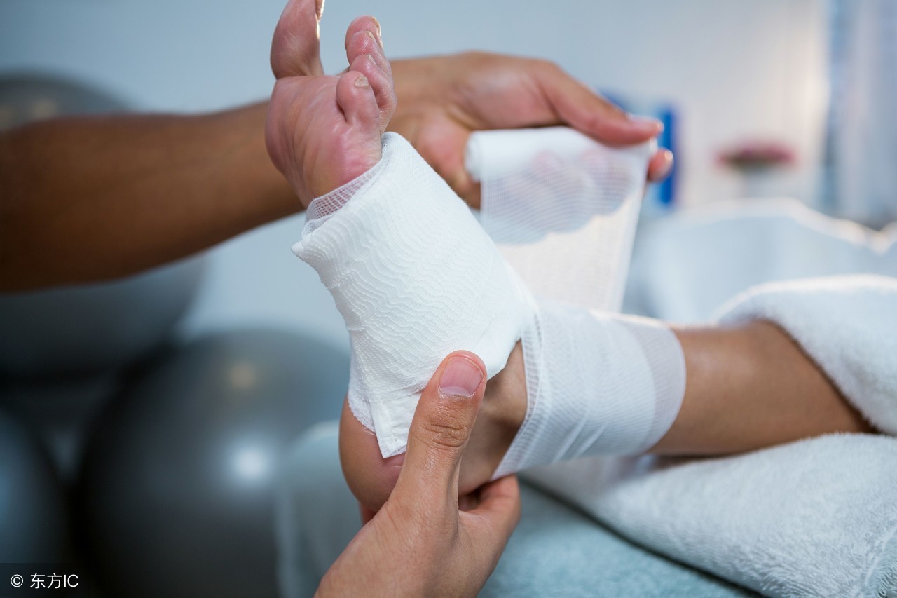 当出现脚踝扭伤情况时该如何处理,在运动中脚踝扭伤的紧急处理方法