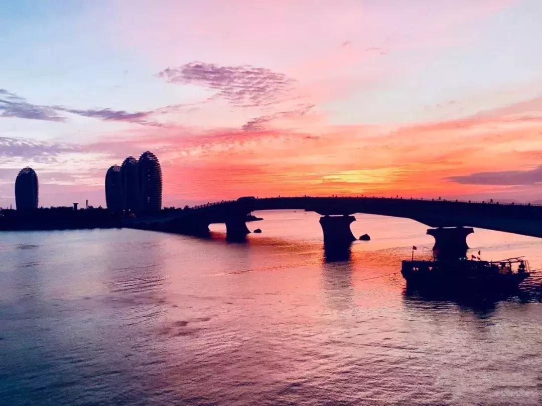 三亚火车头万人海鲜广场哪家好吃,在三亚3000元一桌的海鲜大餐