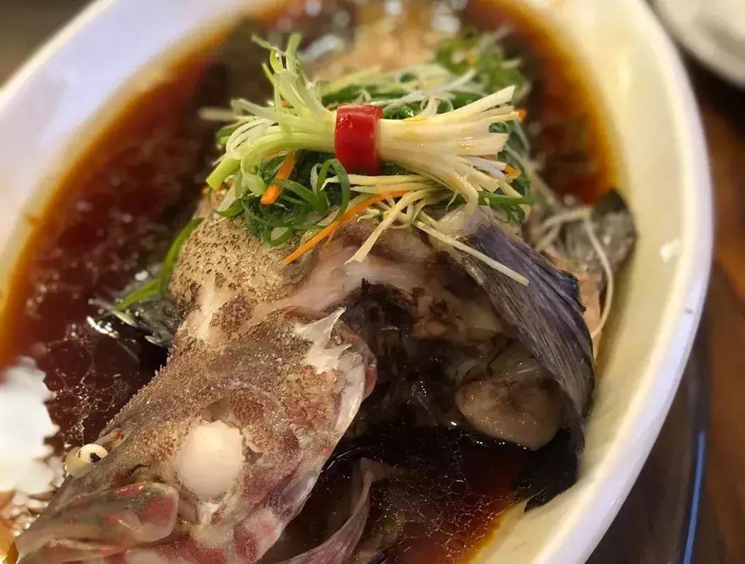 三亚火车头万人海鲜广场哪家好吃,在三亚3000元一桌的海鲜大餐