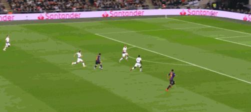 梅西梅开二度助巴萨3-0完胜,梅西4比2热刺梅西庆祝动作