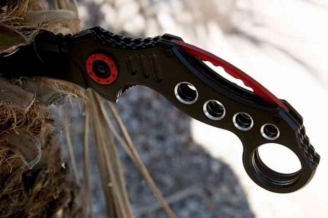 如果在丛林遭到猛虎袭击，给你5把*刀军**，你选哪个？