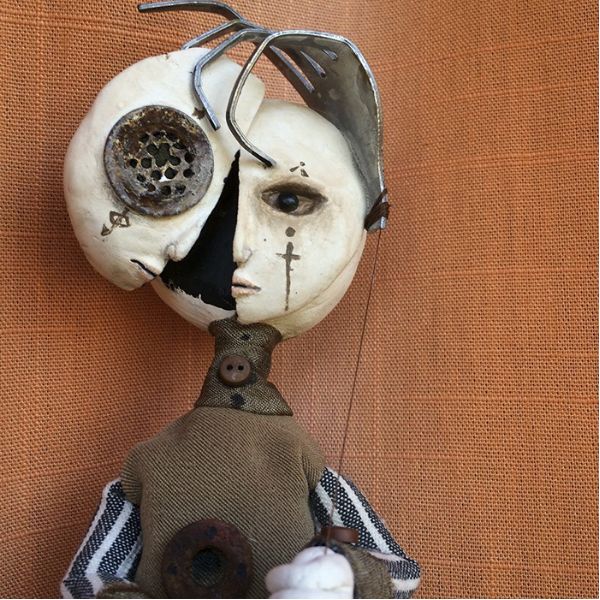 孩子用盒子建造废弃城市在家里,12岁男孩自己捡破烂