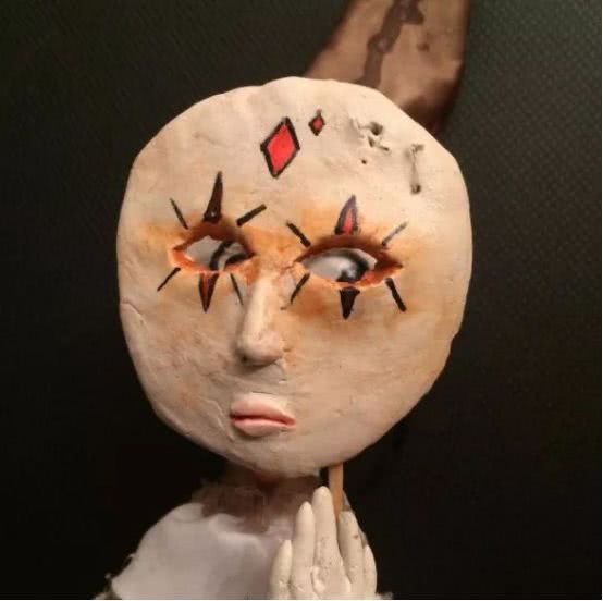 孩子用盒子建造废弃城市在家里,12岁男孩自己捡破烂