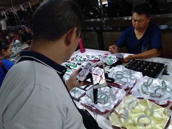 感受“一寨两国”边境奇观新浪大V小V走进瑞丽