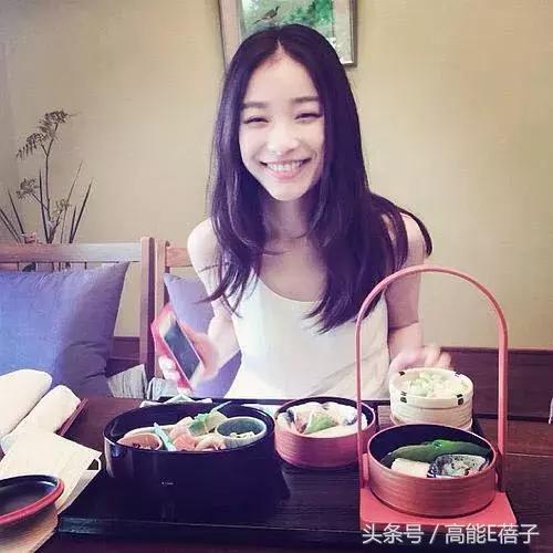 拍照pose技巧和方法,女生拍照剪刀手pose