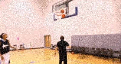 用什么动作可以晃飞防守人,很实用的一招可以晃开防守者