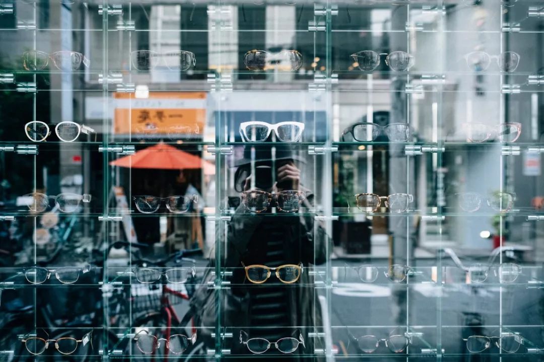 戴上眼镜也看不清东西,戴上眼镜也看不清这模糊的世界