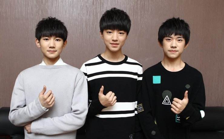 鹿晗踢足球高光时刻,鹿晗参加完活动马上看足球比赛