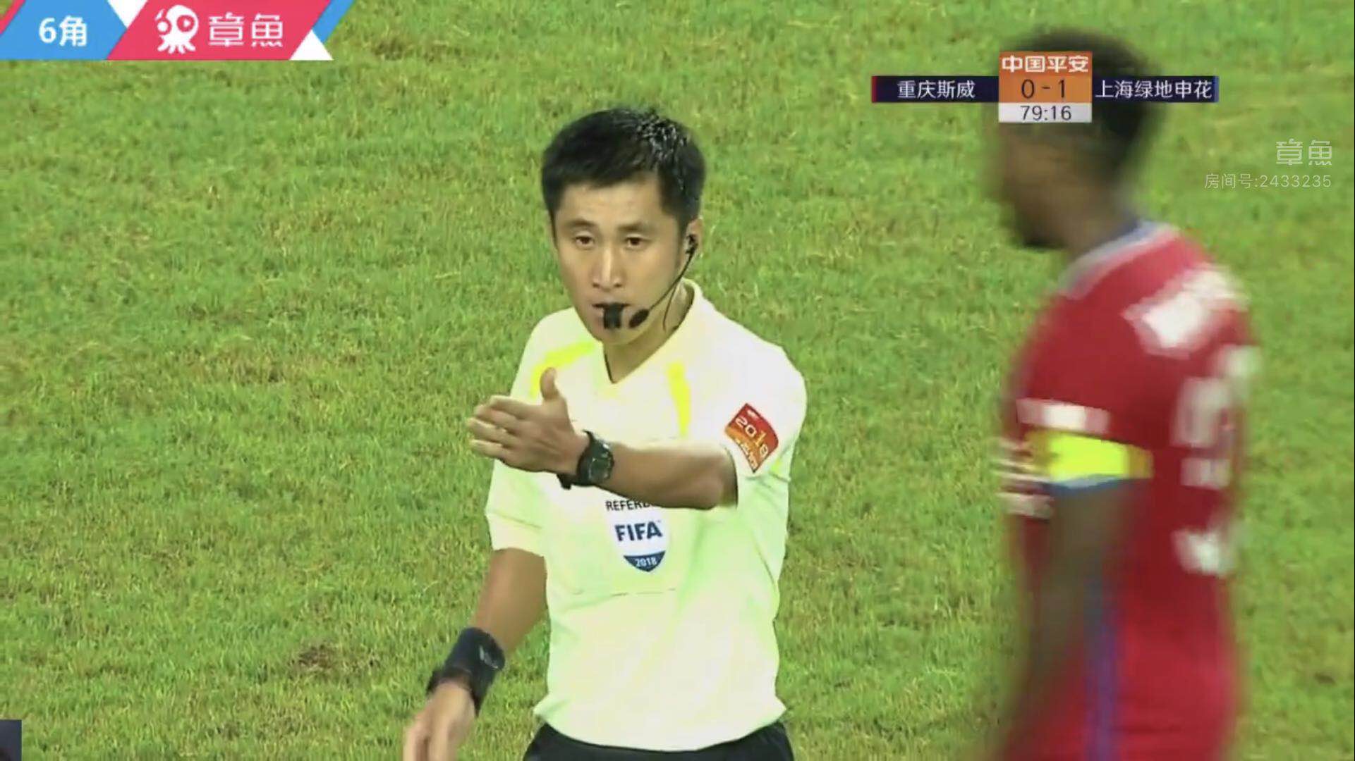 采访国足对武磊黄牌停赛的看法,被人指着鼻子骂可以还手吗