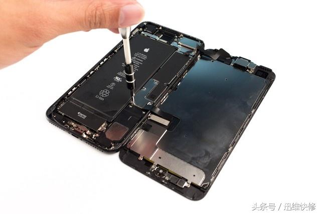 iphone手机进水无法开机维修费用,苹果手机进水一直重启维修费用