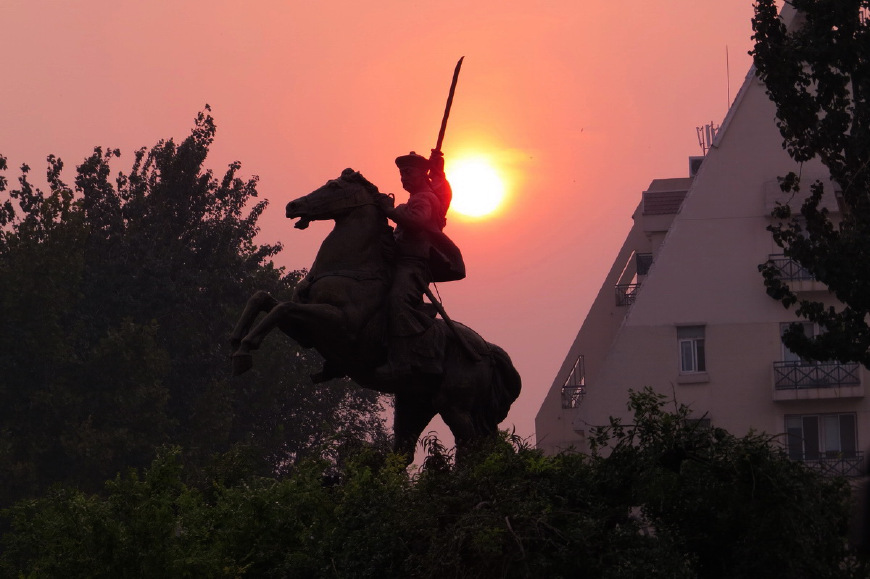 清朝老太太七十岁还能举起百斤石锁，儿子战死沙场是著名爱国将领