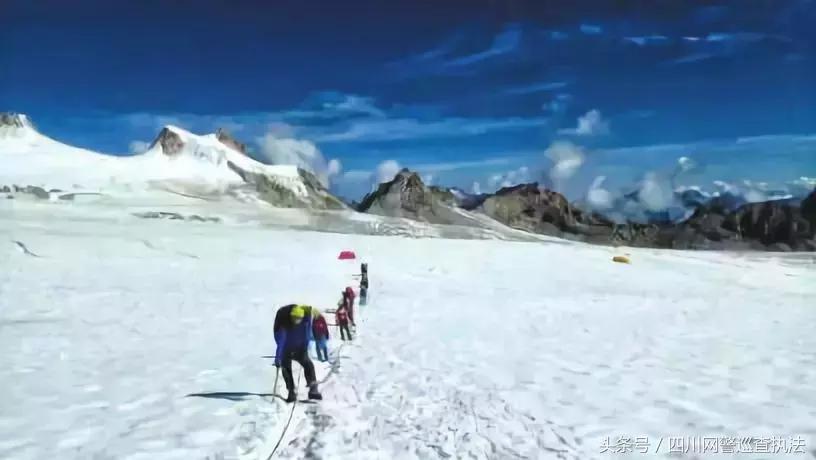 驴友非法穿越被困3天，烧内衣裤求救！理塘百余警民40多个小时冒雪搜救助其脱险……