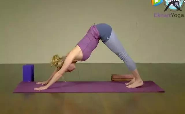 瑜伽跪变躺正确姿势,瑜伽跪球训练