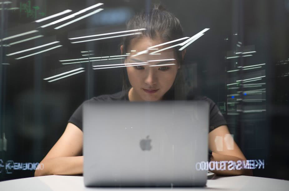 沿着42.195公里的跑道，她们奔向生活的远方