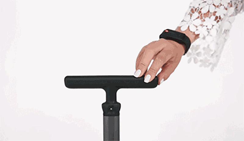 这款行李箱会自己动，超方便，酷！