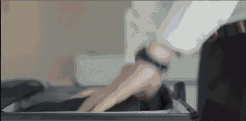 这款行李箱会自己动，超方便，酷！