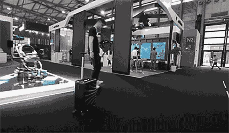 「小蟹趣玩」行李箱自动跟着你走，炫酷！