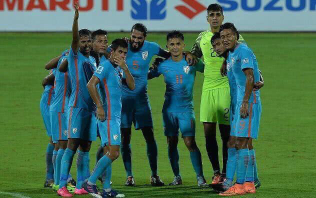 众人看国足,万众瞩目现场直播上演