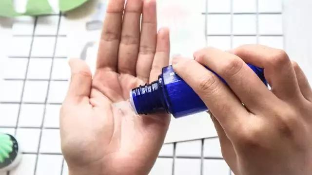 雪肌精护肤有依赖么,雪肌精酒精味很重对皮肤好吗