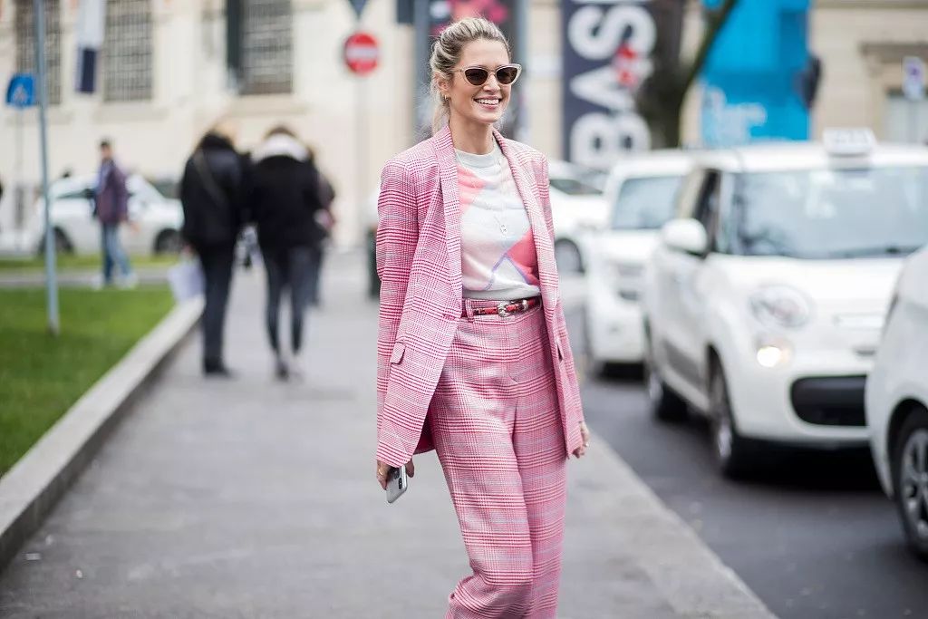 好看的格纹毛衣非常百搭好看,明星同款棋盘格开衫毛衣