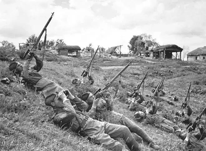 用步枪打下飞机纪实片,现实中用步枪打下来的飞机