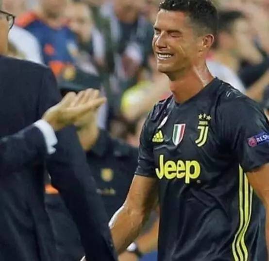 足坛上有多少人用7号,足球场上的7号