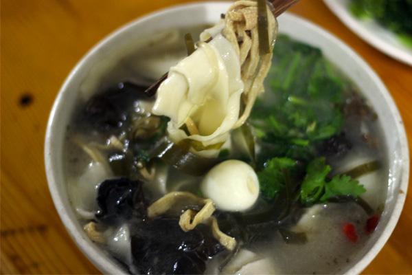 郑州哪家烩面吃着最带劲，医学院“杀人”烩面背后隐藏什么故事？