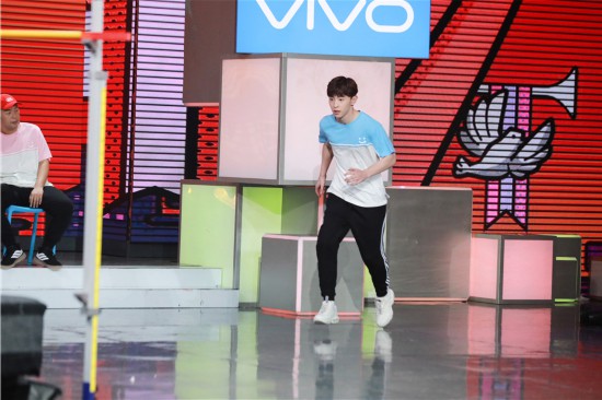 恭喜邓伦成为《快乐大本营》跳高记录的保持者，就问问还有谁？