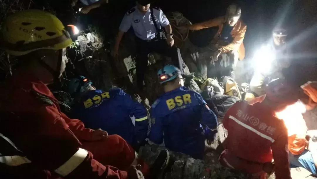 40名驴友迷路深山多方合力救援,驴友被困11小时连夜搜寻成功营救