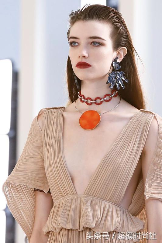 美版小松菜奈，厌世颜小仙女，私底下却是沉迷丧文化的病娇宅？