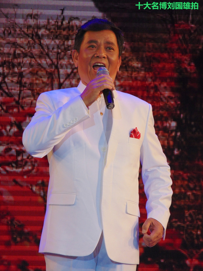 抱着个小孩,歌声还那么高亢,艺院老教授翁葵赢得满堂彩!