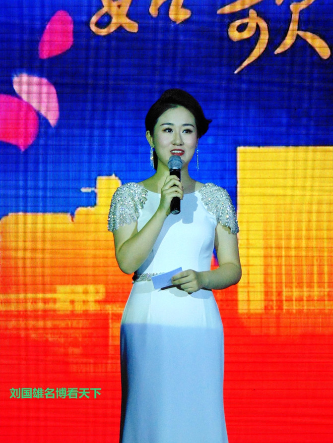 抱着个小孩，歌声还那么高亢，艺院老教授翁葵赢得满堂彩！