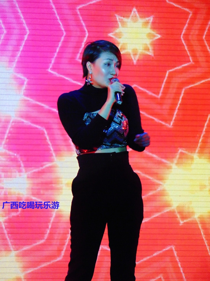 抱着个小孩,歌声还那么高亢,艺院老教授翁葵赢得满堂彩!