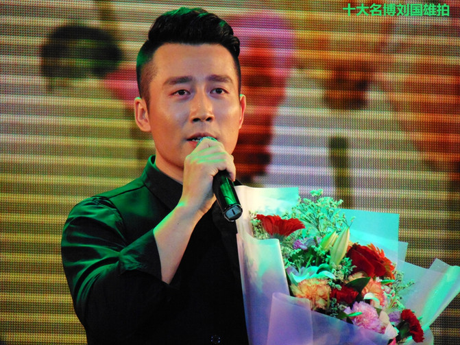 抱着个小孩,歌声还那么高亢,艺院老教授翁葵赢得满堂彩!