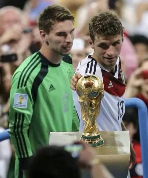 足球场上的牛人13号——天盖我，我捅破那天；地陷我，我踏碎那地