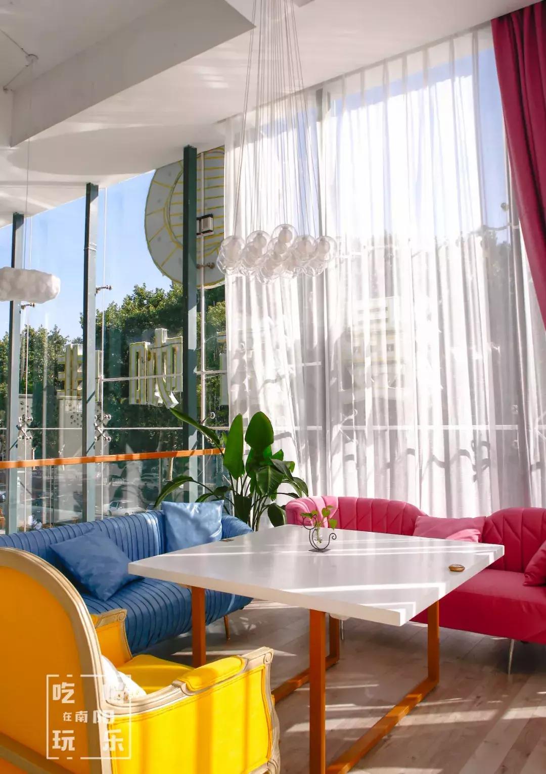 南阳shou家全透明撸猫咖啡馆！有手臂长的牛排！面包届的法拉利！