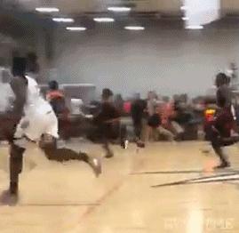 盖个帽头都能撞板？乔丹上演飞天追帽，Zion这身体难怪叫小詹姆斯