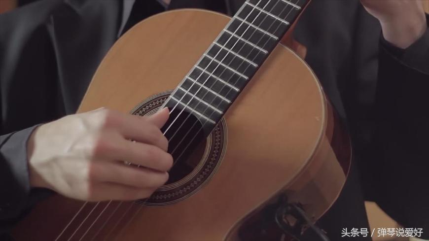 吉他初学者建议靠弦还是不靠弦,吉他5条弦初学入门者必学指法