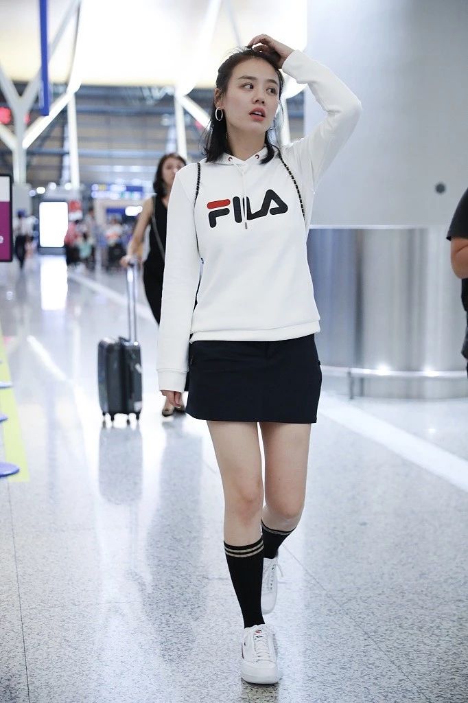 周冬雨穿牛油果绿连衣裙,周冬雨穿芭莎裙