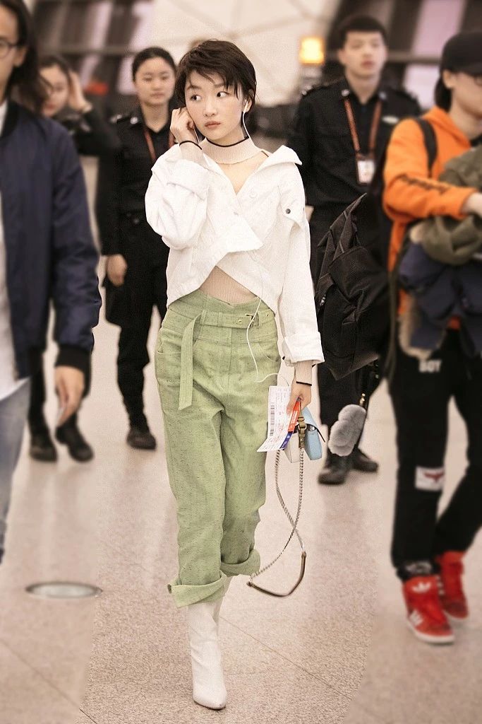 周冬雨穿牛油果绿连衣裙,周冬雨穿芭莎裙