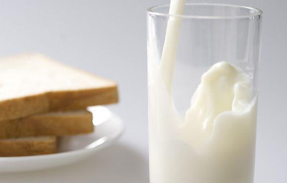 晨起空腹可以喝羊奶吗,晨起空腹可以喝纯牛奶吗