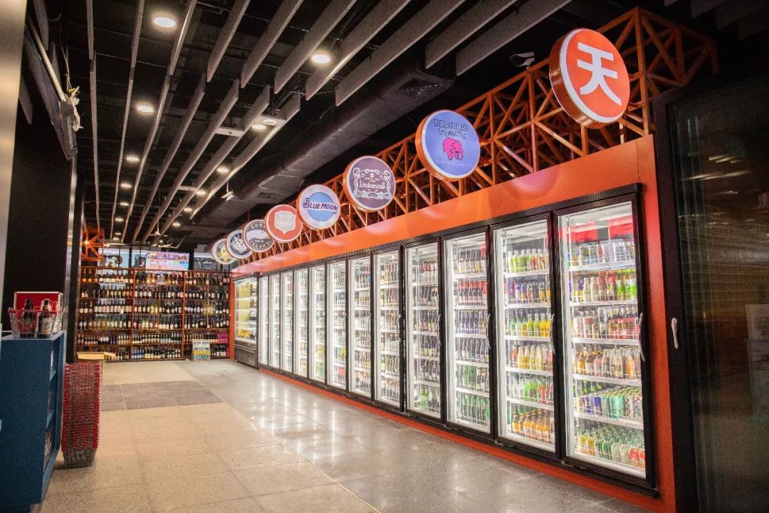 夜场界地震了！观音桥新开一家奇葩酒吧，整条街的风头都被它抢了