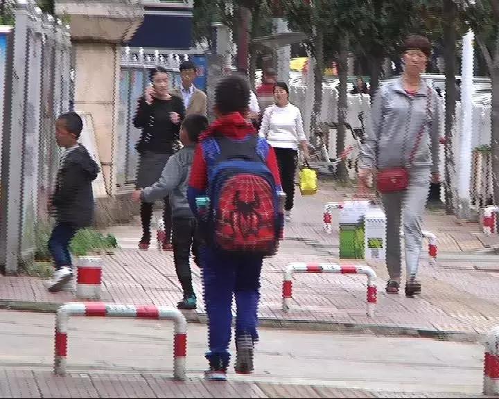 家长开法拉利接孩子被踢出家长群,家长开法拉利被踢出群后续