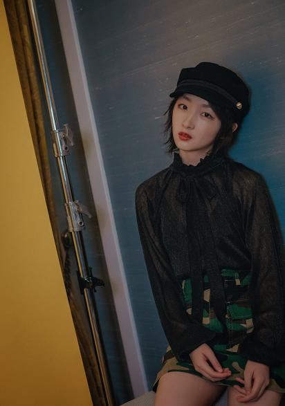 周冬雨同款衣服穿搭秋冬,周冬雨牛仔裤连衣裙