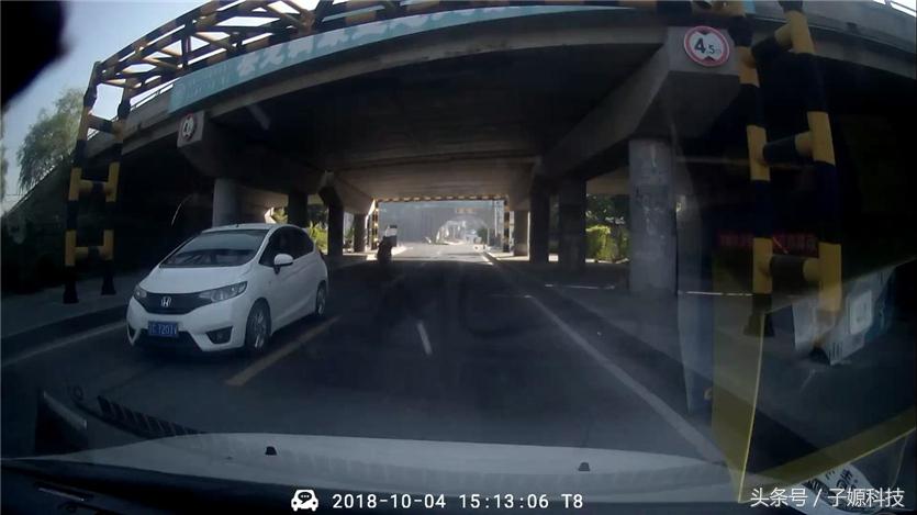 用手机管理爱车一腾讯车联轲轲西里T8行车记录仪