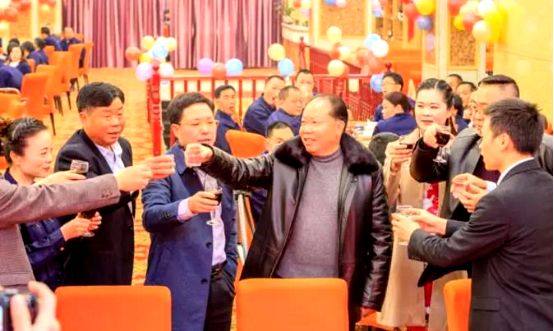 放弃瓷器主业，如今官司缠身，为啥把冠福股份当成“林家铺子”？