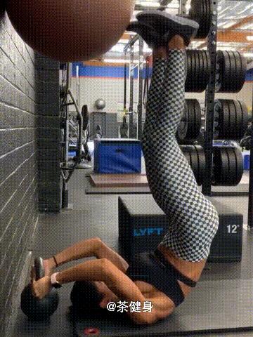 肚子上赘肉训练动作,健身球瘦腹的小秘诀