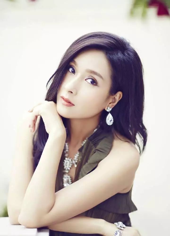 脸大颧骨高的女生适合什么发型,脸大脸圆头发少适合什么发型短发