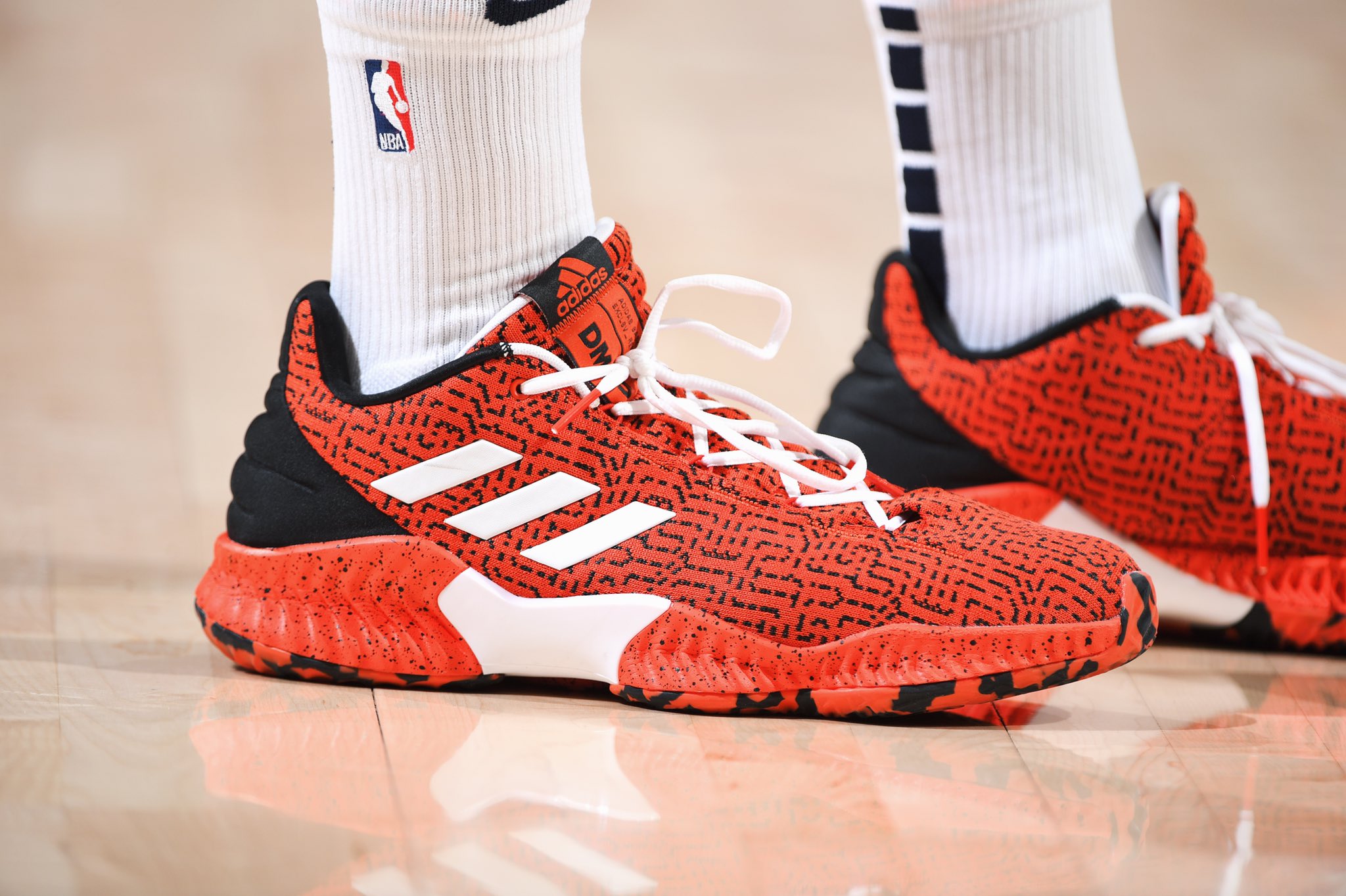 NBA今日球鞋精选：杜兰特蜜汁审美自创鸳鸯鞋安踏为汤神出新款